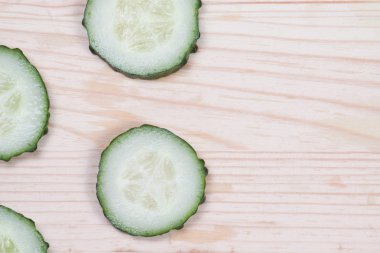 ahşap zemin üzerine salatalık dilimleri