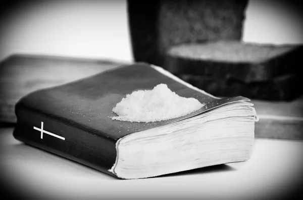 Bible and bread — Stock Photo, Image