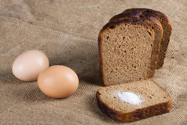 Pão inteiro caseiro e farinha — Fotografia de Stock