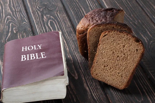 Biblia i chleb — Zdjęcie stockowe