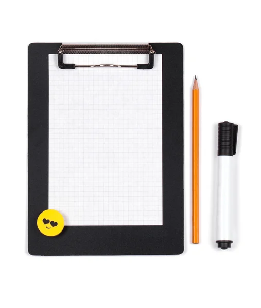 Kalem ve marker ile bir klip ile bir plaka üzerinde beyaz sayfa — Stok fotoğraf