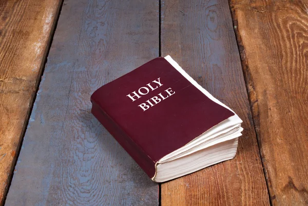 Santa Biblia sobre la vieja mesa de la iglesia de madera — Foto de Stock
