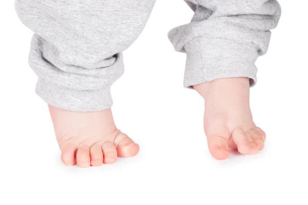 Beyaz bir arka plan üzerinde bebek bacakları.