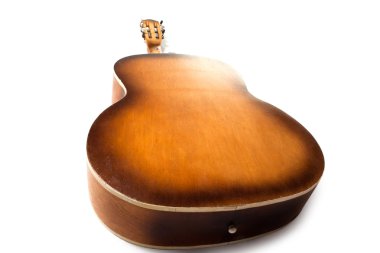 beyaz zemin üzerinde eski gitar.