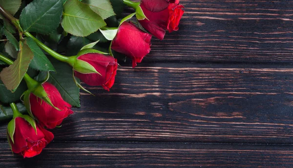 Свіжа троянда на дерев'яних дошках . — стокове фото