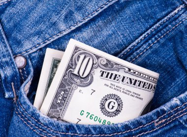 kot pantolon cebinde dolarlık banknot