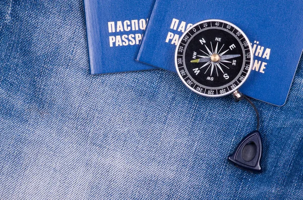 Passaporte ucraniano e bússola em jeans — Fotografia de Stock