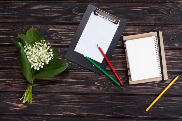 Mooie bloemen frame met lelies van de vallei bloemen op oude houten tafel. — Stockfoto