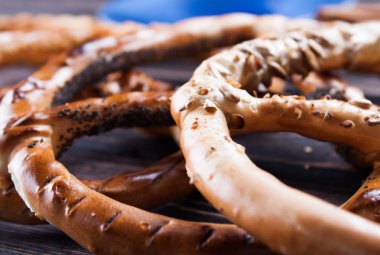 Kurullarında taze simit.