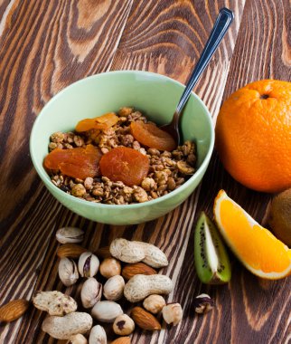 Şeffaf bir tabak içinde çikolata müsli