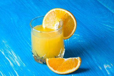 Bardakta portakal suyu
