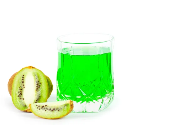 Jus vert dans un verre et kiwi — Photo