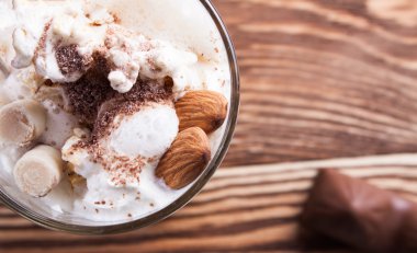 Latte Kahve Kupası baharatlar ile.