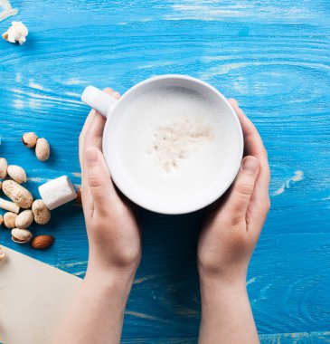 Latte Kahve Kupası baharatlar ile.