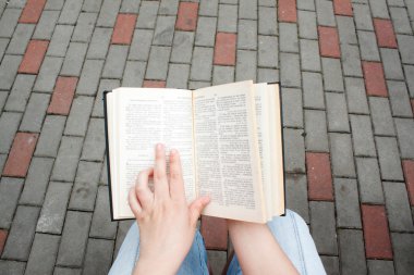 Adam sokakta bir kitap okuma. 