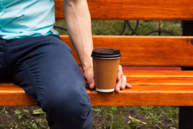 Elinde tek kullanımlık Kupası.