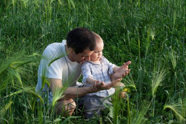 Baba oğluyla vakit geçiriyor. 