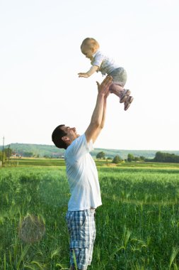 Baba oğluyla vakit geçiriyor. 