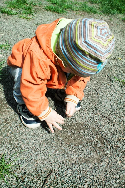 Niño jugando en la naturaleza . — Foto de Stock