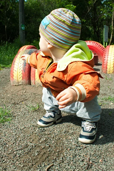 Child playing in nature. — Stock Photo, Image