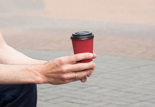 Einwegbecher in der Hand. — Stockfoto