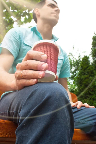 Elinde tek kullanımlık Kupası.