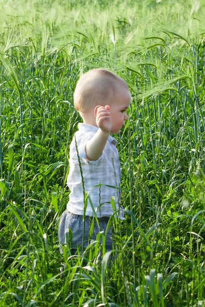 Child playing in nature. — Stock Photo, Image