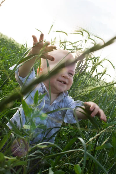 Child playing in nature. — Stock Photo, Image