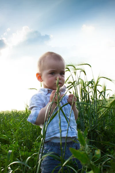 Child playing in nature. — Stock Photo, Image