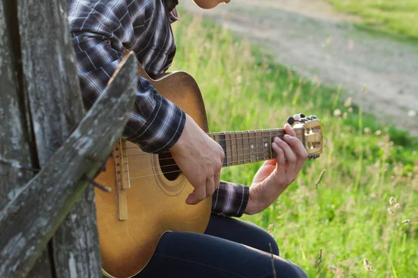 En man med en gitarr i naturen — Stockfoto