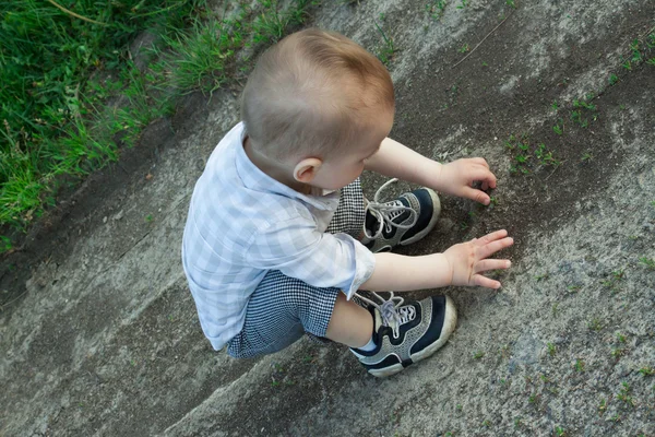 Child playing in nature. — Stock Photo, Image