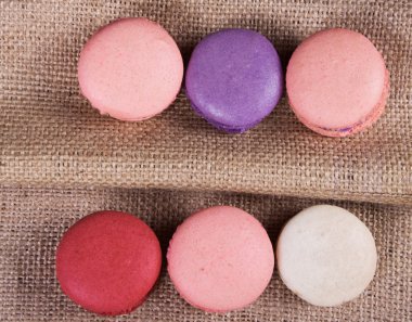 Kahverengi kurullarında çok renkli acıbadem kurabiyesi. 