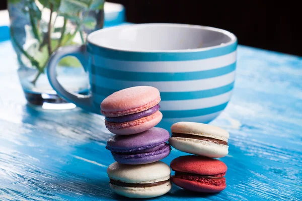 Mavi kurullarında çok renkli acıbadem kurabiyesi. 