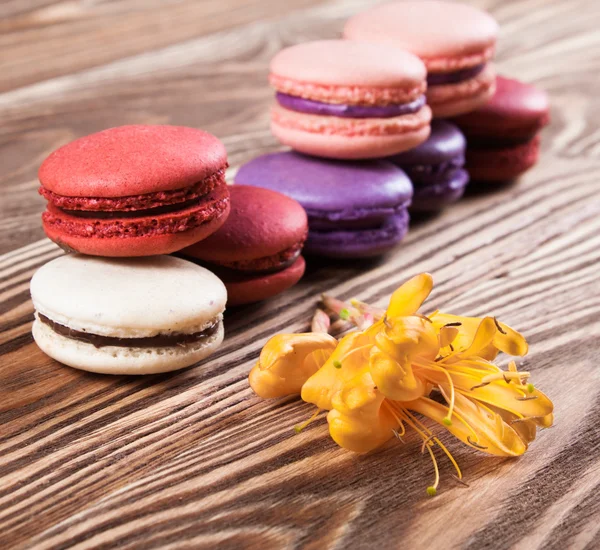 Multicolored macaroon on brown boards. — Stock Photo, Image