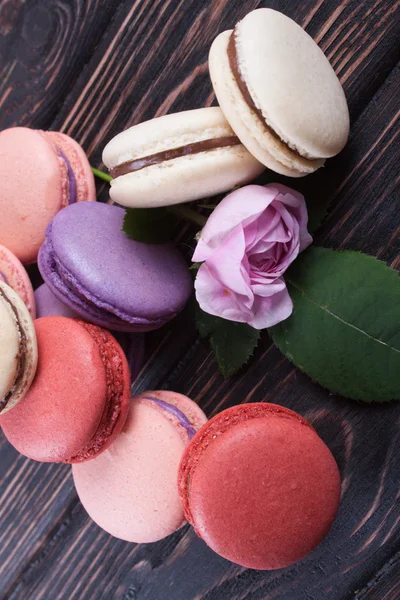 Multicolored macaroon on brown boards. — Stock Photo, Image