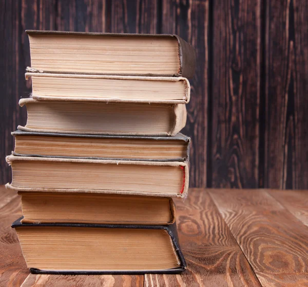 Alte Bücher auf Holzschreibtisch — Stockfoto