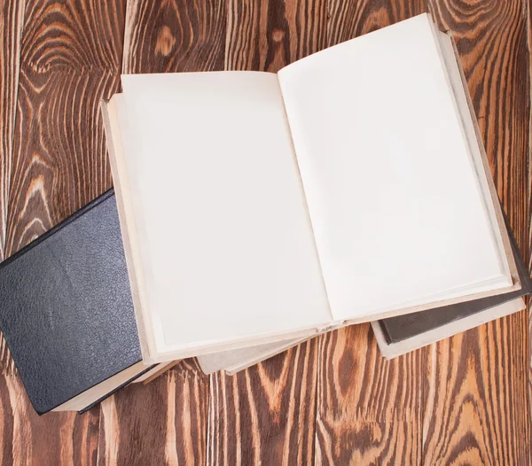 Livros antigos sobre mesa de madeira — Fotografia de Stock