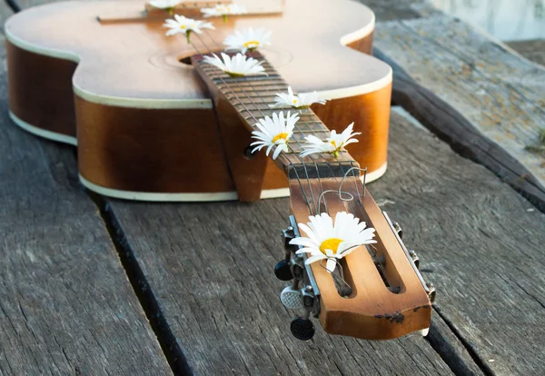 Гітара на доці річки . — стокове фото