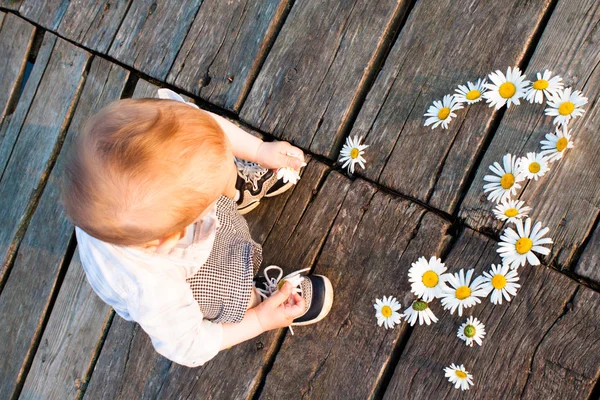 Child playing with flowers — Stock Photo, Image