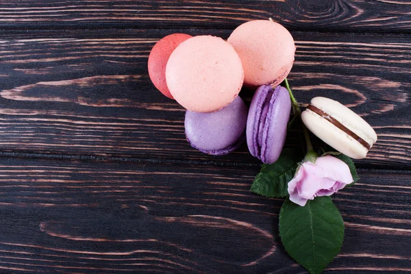 Multicolored macaroon on brown boards. — Stock Photo, Image