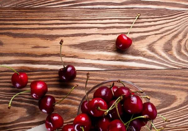 Cereza aislada en madera — Foto de Stock