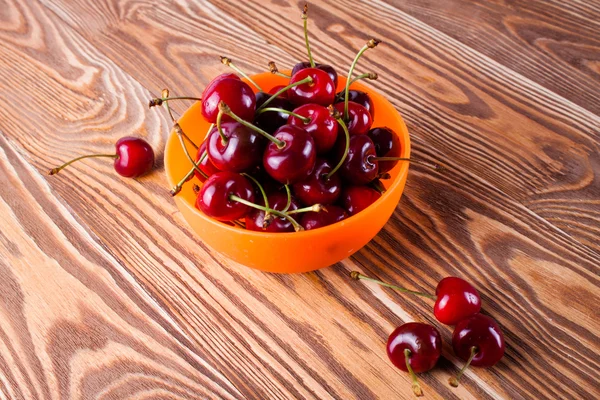 Cherry terisolasi pada kayu — Stok Foto