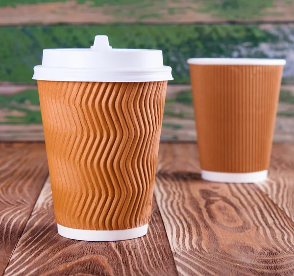 Zwei Kaffeetassen aus Papier — Stockfoto