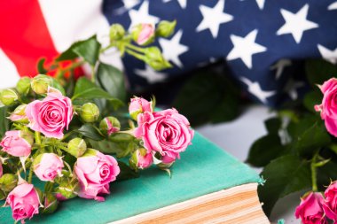 Bir beyaz üzerine taze gül 