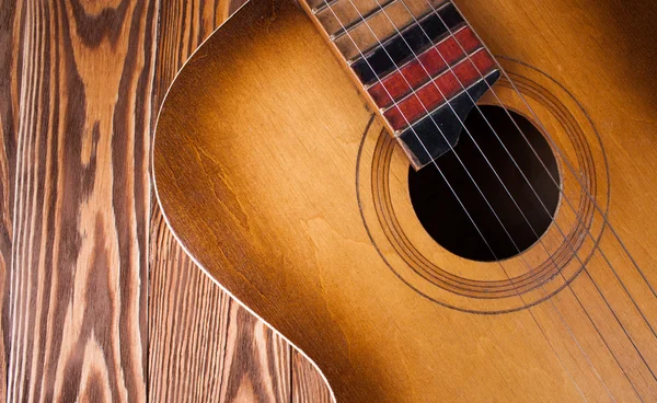 Гітара на дерев'яному столі — стокове фото