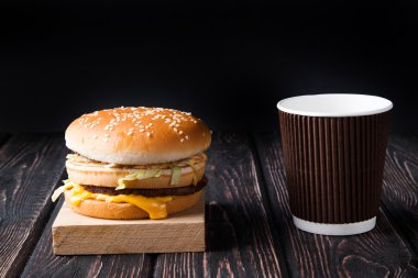 Top görünümü paket servisi olan restoran kahve ve burger 