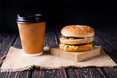 Top görünümü paket servisi olan restoran kahve ve burger 