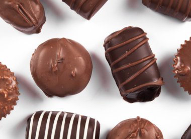 Beyaz arka planda çikolata şekeri. 