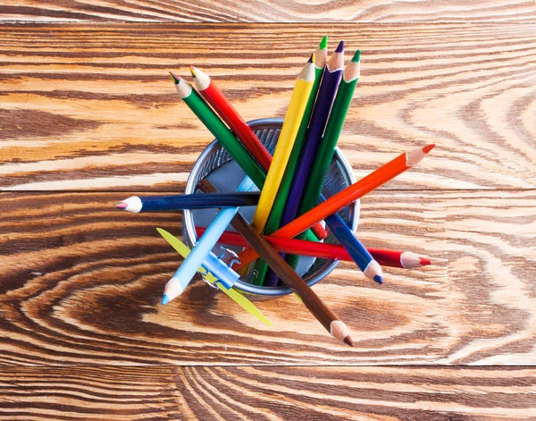 Cesta com lápis em tábuas de madeira . — Fotografia de Stock