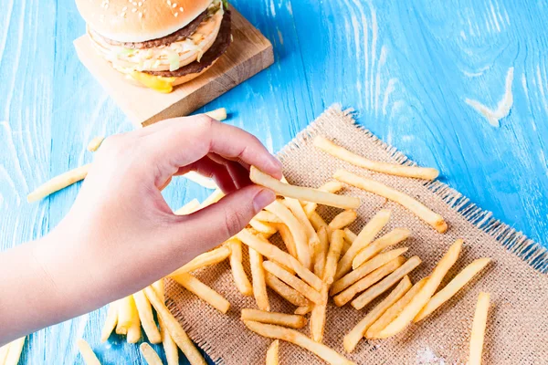 Mucchio di patatine fritte appetitose — Foto Stock